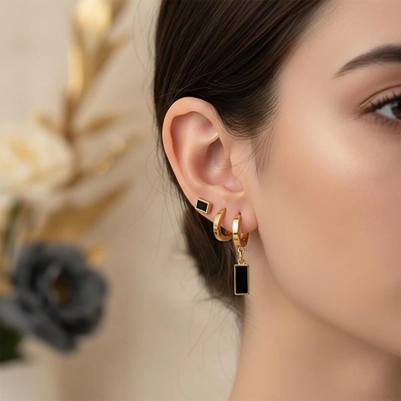 طقم ٣ أزواج حلقان ذهبية ساحرة؛ تجمع بين المربع الثابت، الحلقات السادة، ودلايات مستطيلة سوداء. من الستانلس ستيل المقاوم للصدأ، إطلالة تمنحكِ فخامة. - Image 3